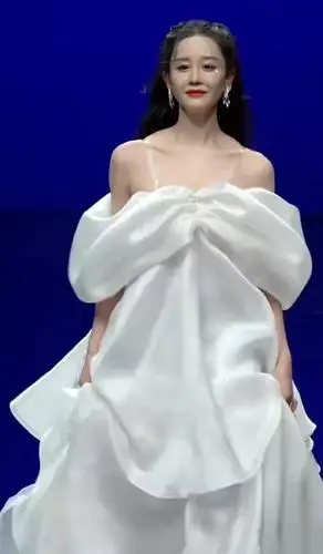 海陆这是怎么了,怎么突然斜方肌这么突出了,看着稍微有点尴尬