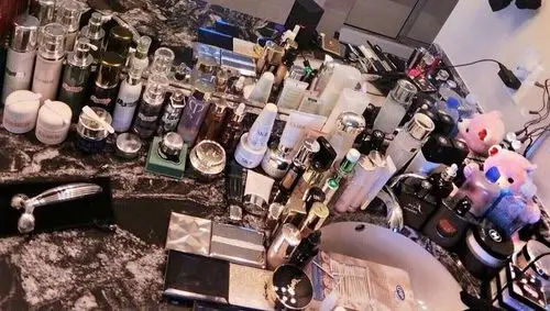 蛇精脸刘梓晨秀化妆台,一桌子全是顶级护肤品