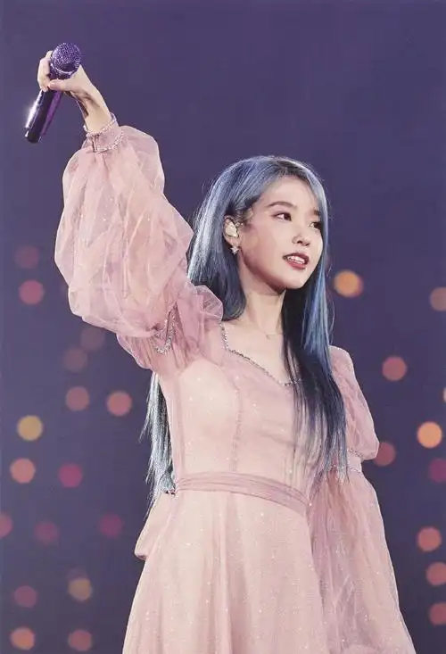 海报#lze#iu韩国第一女solo#时隔三年姐姐终于要开演唱会啦期待期待