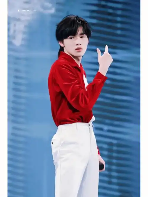 一身红衣的宋亚轩