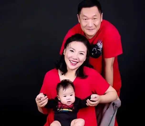 (谢东全家福)丈夫的理解包容,让马增蕙内心好受了些.