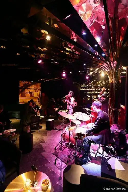 近日,湖南长沙一则女子在酒吧被男子骚扰并发生打斗的新闻引起了广泛