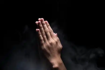 祈祷手势图片
