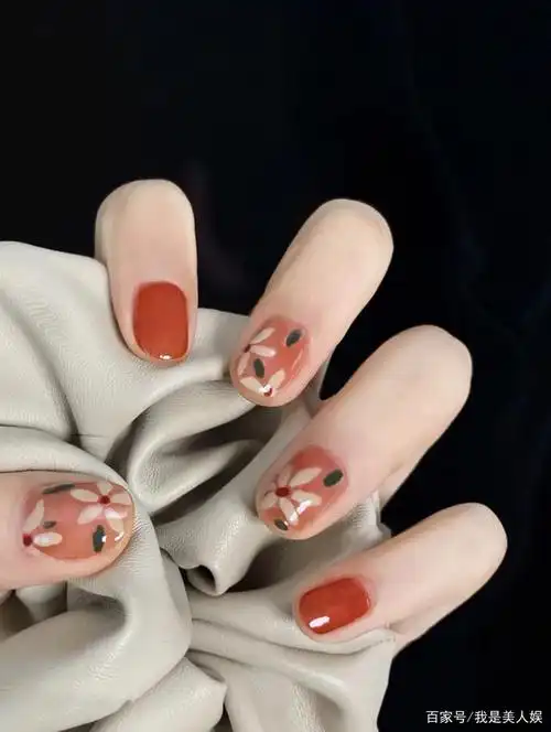 2021年新年必备的美甲款式,清新脱俗不撞款,高级时尚