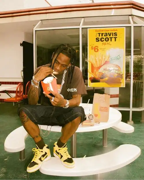 travisscott化身麦当劳小哥