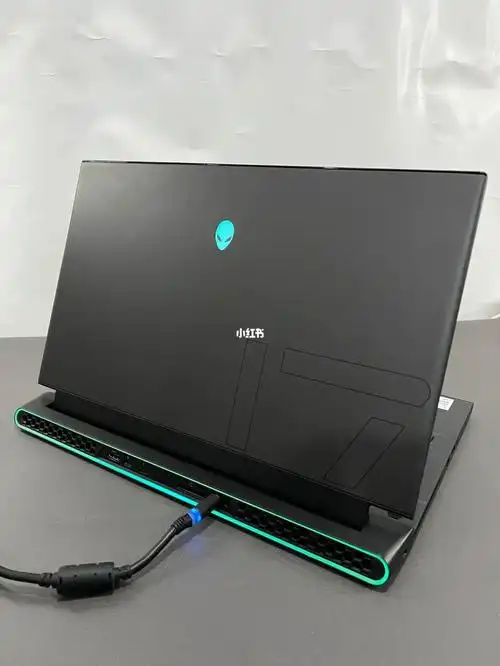 新到一台外星人m17 r2游戏本 外观非常新