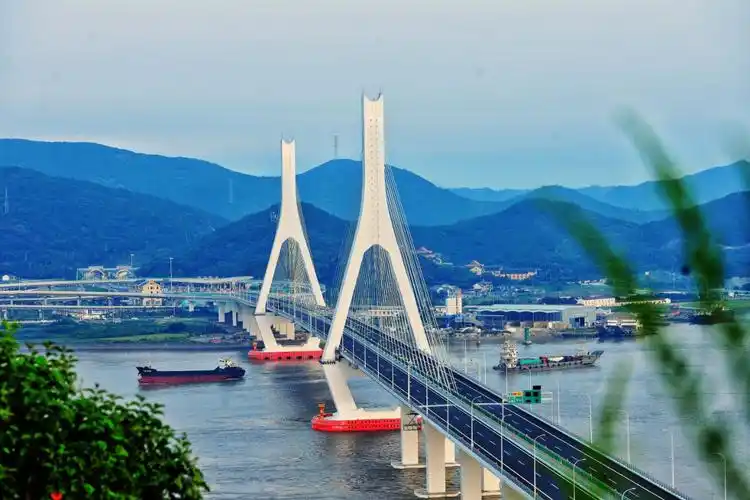 义甬舟开放大通道的重要海上交通枢纽舟山富翅门大桥建成通车
