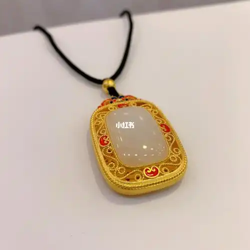 老凤祥国潮金镶玉吊坠