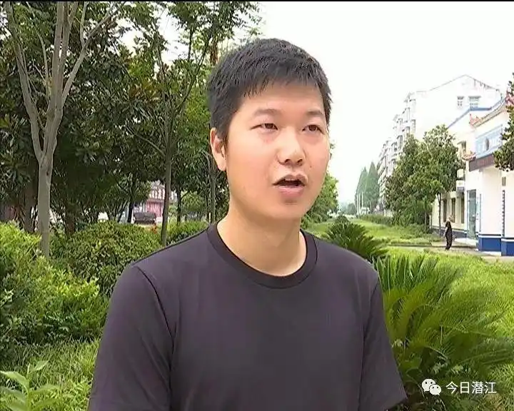 关注20多名大学生走进高石碑原来是为了