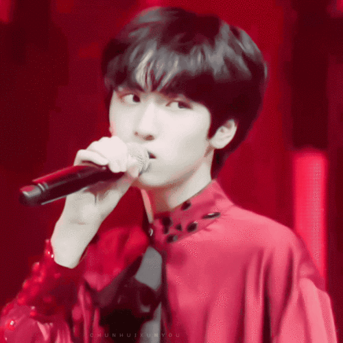 严浩翔真真是时尚的弄潮儿造型总是走在最前沿