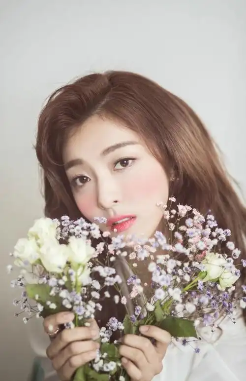 p>朴善怜(luna),1993年8月12日出生于韩国首尔.