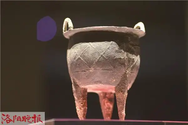 二里头夏都遗址博物馆镇馆之宝之一方格纹铜鼎