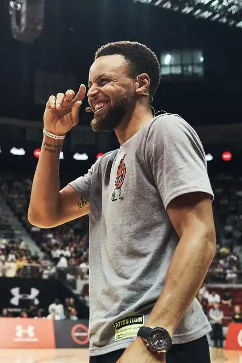 库里中国行现场高清图,娃娃脸依然讨喜,身旁美女吸睛