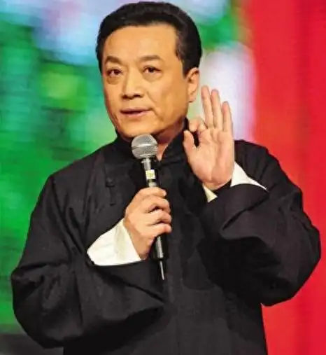 王平出生于名门,曾经还是一名军人,更是一位出色的相声演员,主持人和