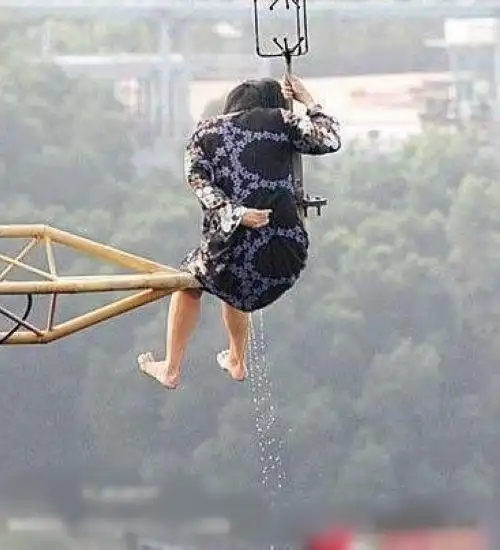 美女失禁丑态 令人不敢直视