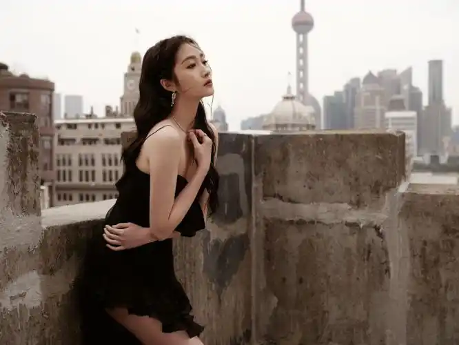 关晓彤薄纱小黑裙##微博之夜