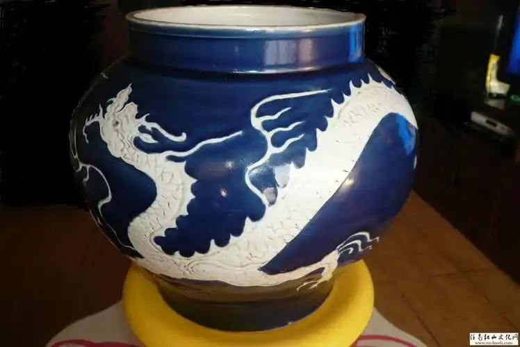 世上珍贵的东西总是罕有的,元代《霁蓝釉白龙追珠坛》