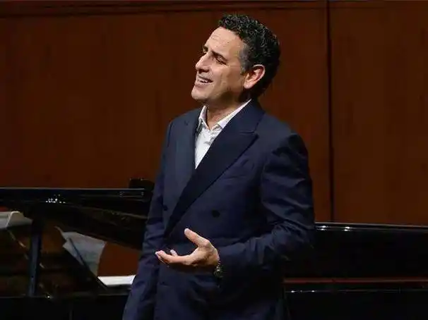 美声|男高音弗洛雷兹演唱"多么可爱,多么美丽"选自歌剧《爱的甘醇》