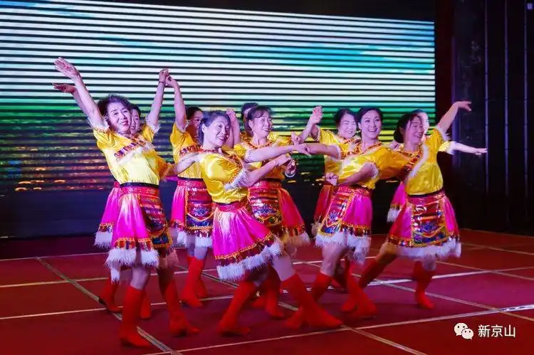 京山这个社会民间艺术团欢歌笑语辞旧岁载歌载舞迎新年