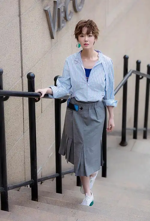 刘海蓝演绎清爽盛夏风笑容甜美清新撩人