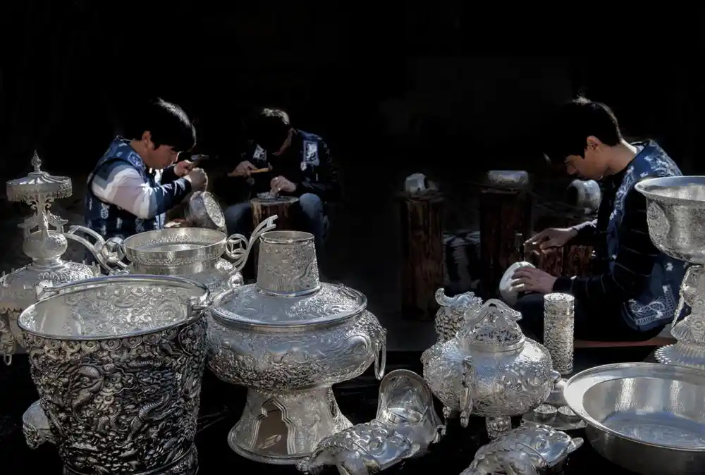 【第一批省级夜间文旅消费集聚区公布】大理鹤庆新华银匠村:"鹤庆银器