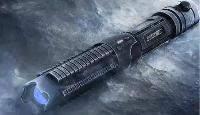 终于有人做出自由伸缩的《星球大战》光剑了~ ,能轻松切割金属!