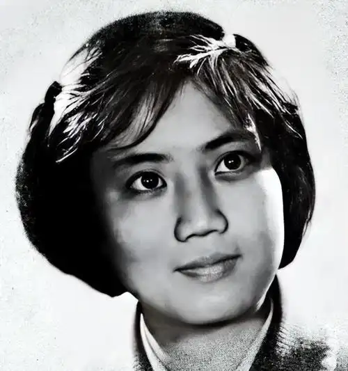 李秀明息影30年经商后像换了个人,69岁已做外婆,儿子也事业有成