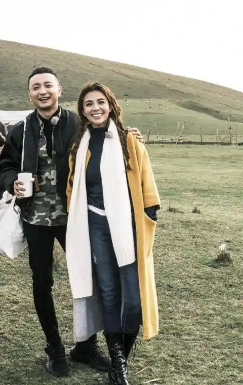 电视主持王冠太时髦,37岁穿衣仍显身材,撒贝宁"冷酷"站c位_大衣_大地