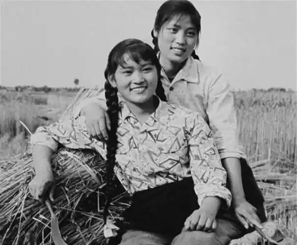 老照片60年代纯素颜美女图1早期女飞行员图4可爱的女通讯员