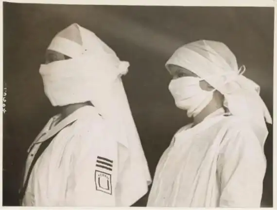 美国波士顿医院的护士穿戴好装备抗击流感(美国国家档案馆藏)