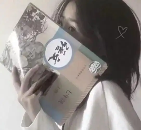 书本挡脸的女生头像