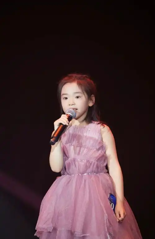 董璇女儿小酒窝太多才多艺了吧#董璇会带她做任何她想做的事情,唱歌