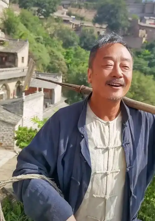 56岁张立现身吕梁山村,肩扛锄头勤恳劳作,一身麻布衣开心唱山歌