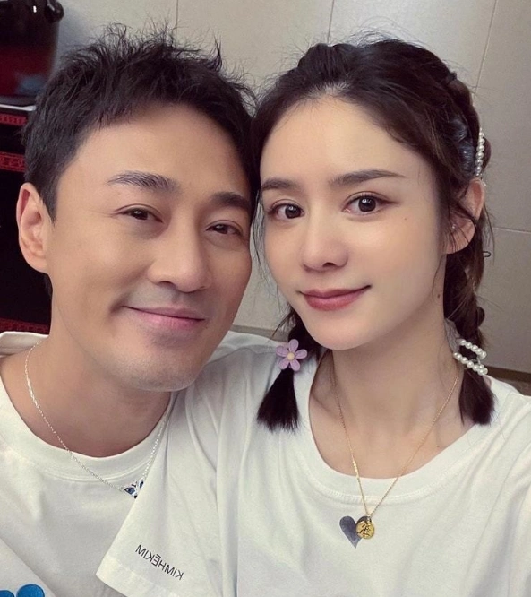 张馨月晒幸福日常,与林峯大口吃炸鸡,女儿独自坐一旁喝奶超乖巧_老公