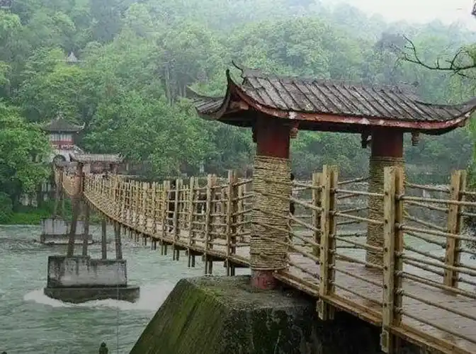 所以我建议是都江堰逛完之后可以去安澜索桥看看,就几分钟