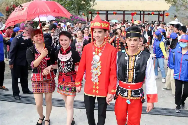 妆容精致的新娘身着传统黎族服饰,佩戴银项圈,玉珠圈,更显秀美华贵.