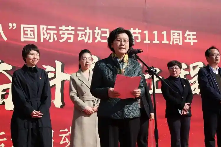 刘舒华代表市妇联致辞,感谢广大妇女群众在各行各业积极建功立业,向对