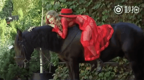 时装片gigi大秀美背裸身骑马上演美好肉体的诱惑