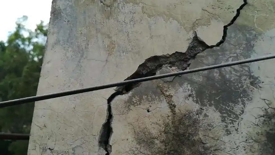 小区地面沉降楼房裂缝急需解决