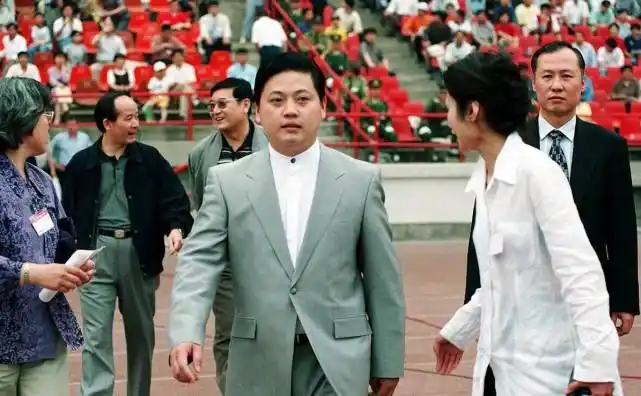 19岁创业25岁成浙江首富王均瑶38岁病逝17岁儿子继承亿万资产