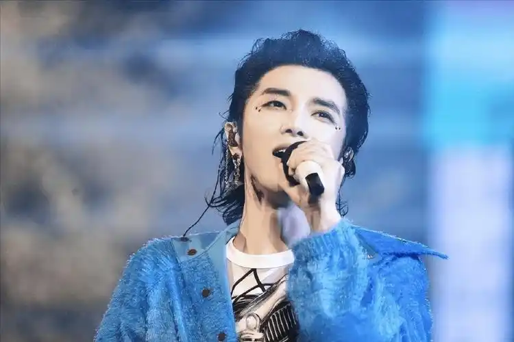 华晨宇和李宇春,两个"混子"歌手,在香港这一夜彻底现了原形_晚会_表演