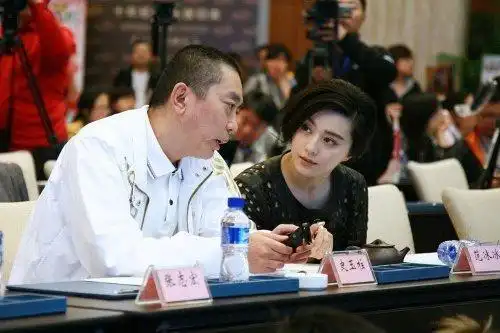 这个时候一个叫做程晨的年轻姑娘来到巨人的分公司面试,并且进入了