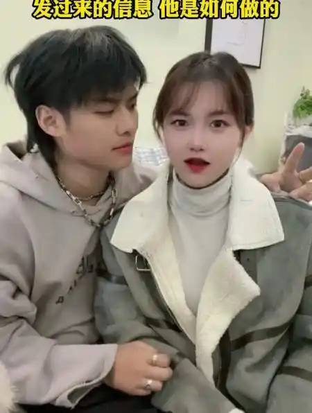 当小杨哥直播时收到小杨嫂的短信,他是如何做的-度小视