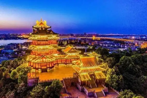 阅江楼,位于南京市鼓楼区狮子山巅,地处扬子江畔;始建于明朝洪武七年