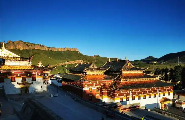 郎木寺景区景点介绍,壮丽峡谷,神秘洞穴和珍贵舍利的佛教圣地