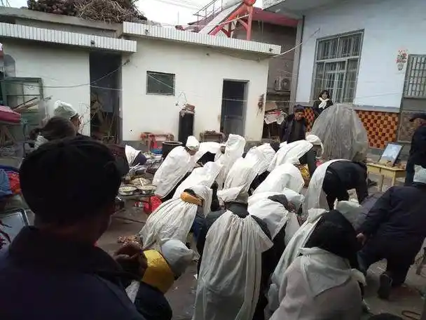 村中一位72岁的老人去世,亲戚朋友前来送行,家人准备了饭菜招待