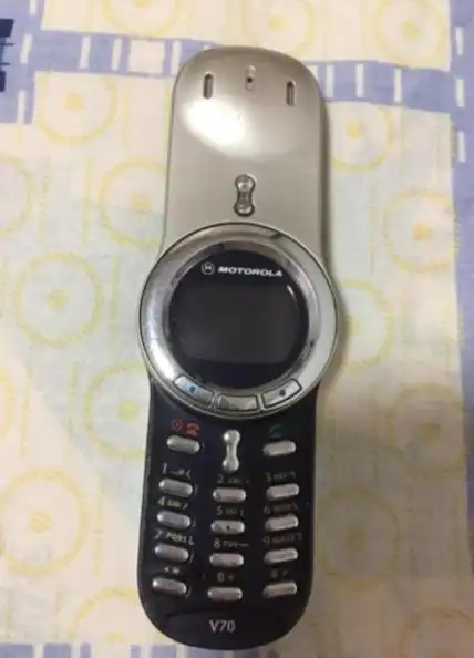 摩托罗拉v70(2002年摩托罗拉推出的手机)_尚可名片