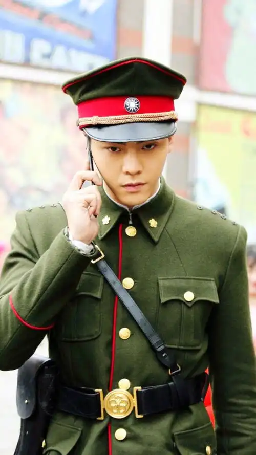 陈伟霆军装秀帅炸天!变片场为秀场,自带气场走起路来都像是在走秀!