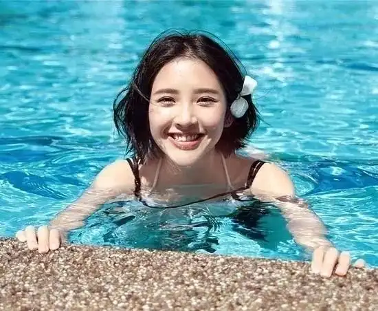 女明星笑容杀!热巴古灵精怪眉眼弯弯 高圆圆唐艺昕笑起来好甜