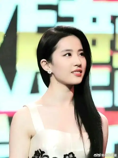 赵露思直发深v撞脸刘亦菲##赵露思刘亦菲撞脸